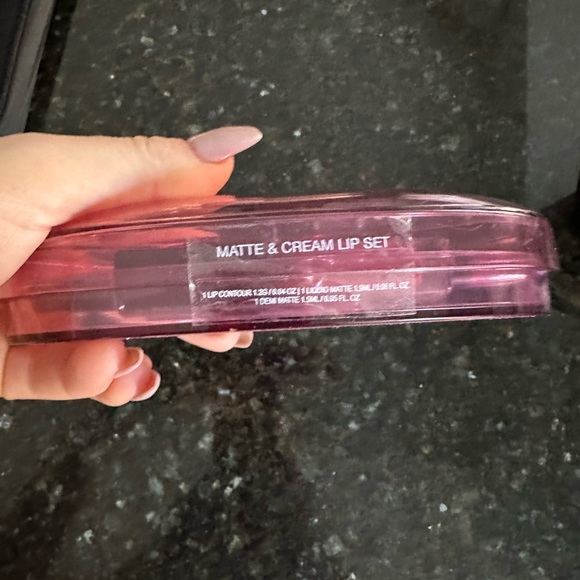 Huda Beauty Lip Kit - Picture 2 of 3